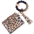 Detalle de billetera con estampado de leopardo, pulsera de silicona y llavero dorado - #1 Perlas De Silicona