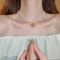Gros plan d'un collier de perles avec pendentif doré texturé et cristaux colorés - Perle de Diamant de Couleur en Relief Or / 50# Collier-Or-Blanc