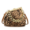 Vintage luipaard handtas met gouden ketting en lederen riem op een witte achtergrond - Bruin