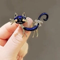Broche de gato en esmalte azul con lazo de pedrería dorada sostenido en mano - Gato con lazo de esmalte azul (BC23Y0178)