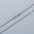 Dettaglio della catena a sfere in acciaio inossidabile argento con chiusura a moschettone - Perla Rotonda da 2.4mm (45cm)