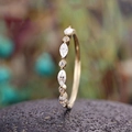Makro-Seitenansicht des Goldrings mit marquise- und rundgeschliffenen Diamanten - US 6 / Gold