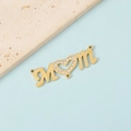 Dettaglio macro del ciondolo MOM dorato con cuore di strass e tre anelli di connessione - Placcato Oro 18K Connettore MOM
