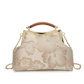 Handtasche aus beigem Satin mit Blumenjacquard, Holzgriff und Goldkette für Qipao - Gold