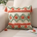 Dettaglio macro di motivi trapuntati e nappe su federa in cotone e lino colore beige - Tufted Verde Salvia Corallo
