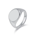 Primo piano di un anello a sigillo minimalista in argento con parte superiore tonda lucida - Taglia 6 / Argento