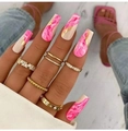 Macro-opname van roze marmeren ballerina nagels en gouden glitter ringenset - Roze Marmer Lijm Stijl (Y-135)