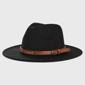Gros plan d'un fedora en laine noire avec ceinture en cuir marron et boucle en métal - Noir