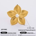 Anello a fiore in acciaio inossidabile placcato oro 18K con perla, impermeabile e anallergico - Aperto Regolabile / Forma di Fiore Strutturato (JZ21082)