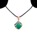Pendentif cube en cristal vert émeraude plaqué or sur un cordon noir réglable - Vert (Or)