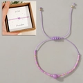 Nahaufnahme des lila Perlenarmbands mit verstellbarem Seil in einer Geschenkbox - Juni Geschenkbox Plus/Lila/Mondstein