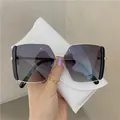Gafas de sol cuadradas de gran tamaño con lentes degradadas y estuche de cuero blanco - Negro