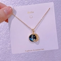 Primo piano dettagliato di una collana con ciondolo a stella e luna con cristalli brillanti - Luna Stella Rotonda (XK0026)