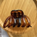 Pinza per capelli in resina ambrata e tartarugata su un vassoio rotondo in legno - Tartarugato Giallo Caffè Lucido