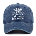 Dettaglio del ricamo per il 75° compleanno su un cappellino in cotone lavato blu navy - Blu navy