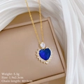 Détail du collier coeur doré avec pierre bleue et diamants sur boîte à bijoux - Cœur Bleu (G307)