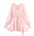 Detail eines hellrosa Chiffonkleids mit V-Ausschnitt, Rüschenmanschetten und Stufenrock - S / Rosa Kleid mit V-Ausschnitt