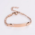 Foto macro de pulsera de acero inoxidable en oro rosa con placa grabable para nombre - Rosa oro