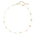 Vue détaillée du collier en chaîne dorée avec pierres de quartz et logo S.steel - Jaune