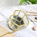 Dettaglio del portagioie geometrico in vetro con cornice dorata su marmo elegante - 12*12*5CM / Oro