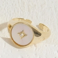 Anillo dorado ajustable con incrustación de concha blanca y motivo de estrella brillante - Concha de Hexagrama (JZ0159-1)