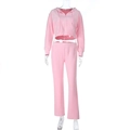 Dettaglio del set sportivo in velluto rosa con felpa con cappuccio e pantaloni larghi - Taglia S / Top E Pantaloni / Rosa