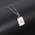 Collar de acero inoxidable plateado con colgante rectangular de nácar y letra A - Letra Plateada A