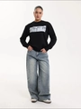 Oversized μαύρο φούτερ με καλλιτεχνικό τύπωμα και φαρδύ τζιν παντελόνι για μοντέρνο στυλ - S / Μαύρο (Λεπτό Στυλ)