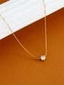 Macro detail van een minimalistische gouden ketting met een ronde zirkoon hanger - Zes-klauw Enkele Steen Stijl (X1159) / Goud