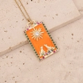 Détail du pendentif tarot Lune doré avec émail orange et pierres précieuses colorées - 18# La Lune
