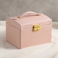 Detalle de joyero de cuero PU rosa con asa de metal dorado y cierre de seguridad frontal - 17.5*14*13cm / Naranja