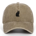 Nahaufnahme einer gewaschenen Baumwoll-Basecap mit schwarzer Katzenstickerei vorne - Khaki