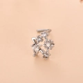 Dettaglio di piercing naso a L in argento con pietre di zircone a cuore e a stella - 12# / Argento