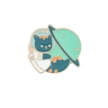Spilla smaltata gatto astronauta con casco spaziale e pianeta arancione su sfondo bianco - Gatto Astronauta che Abbraccia un Pianeta