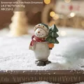 Figurine bonhomme de neige en résine avec mini sapin et écharpe à pois - Bonhomme de neige B - Tenant un sapin de Noël