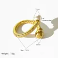 Anello in acciaio al titanio dal design a torsione con perla sintetica e sfera in oro - US 8 / Oro