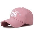 Casquette de baseball en coton rose usé avec broderie numéro 28 et bordure effilochée - Réglable / Rose Clair