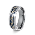 Macro-detail van vintage drakenring in zilver en blauw roestvrij staal met gouden draak - US 7 / Zilver