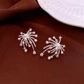 Dettaglio di orecchini a fiore in argento con strass e perle su velluto scuro - Perla Radiale Argento Fuochi d'Artificio (15# Perno in Argento)