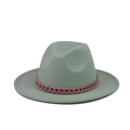 Dettaglio del cappello fedora in lana verde con una grossa catena decorativa rosa - Adulto 57-60cm / Verde Morandi (04)