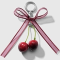 Llavero elegante con lazo grande de cinta rojo oscuro y colgantes de cereza realistas - Llavero de Lazo de Malla Rojo