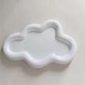 Weißes wolkenförmiges Schmucktablett mit matter Keramiktextur auf hellem Hintergrund - Ca. 10,5 cm / Weiße Wolkenform (Ohne Schmuck)