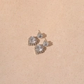 Dettaglio di orecchini pendenti a cuore argento con pavé di zirconi brillanti - Perno in Argento - Orecchini a Cuore Argento
