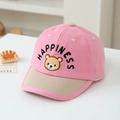 Detalle de gorra infantil con bordado Happiness y parche de oso marrón suave - 50cm / Rosa