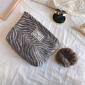 Detail van chenille make-uptas met zebraprint en Time to Party-label op zachte stof - Lichtgrijs