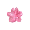 Détail d'une pince à cheveux fleur de frangipanier marbré rose de 7 cm - Motif Nuage Rose 8cm