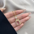 Collier doré élégant avec pendentif rectangulaire en zircon rose et détails de diamants - 0647-Or Rectangulaire Rose