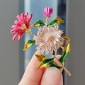 Spilla fiore smaltata con dalia rosa, margherita bianca e dettagli foglia oro - Tre Margherite Rosa