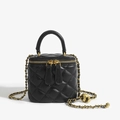 Schwarze gesteppte Mini-Zylindertasche mit goldener Kette und Kugel-Charm auf weißem Grund - Klein / Schwarz