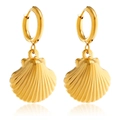 Elegante gouden schelpvormige roestvrijstalen oorbellen met getextureerd waaierpatroon - Goud